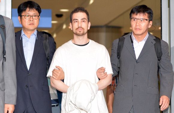 23일 인천국제공항을 통해 ’이태원 살인 사건’의 진범으로 지목된 미국인 아더 존 패터슨이 국내로 송환되고 있다. 박지환 기자 popocar@seoul.co.kr