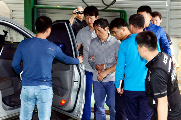 23일 오전 서울 성동구 홍익동 한 빌라 주차장에서 실시된 트렁크 시신 사건 현장 검증에서 피의자 김일곤이 차량에 불을 지르고 도주까지 범행을 재연하고 있다. 강성남 선임기자 snk@seoul.co.kr