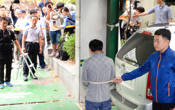 23일 오전 서울 성동구 홍익동 한 빌라 주차장에서 실시된 트렁크 시신 사건 현장 검증에서 피의자 김일곤이 차량에 불을 지르고 도주까지 범행을 재연하고 있다. 강성남 선임기자 snk@seoul.co.kr