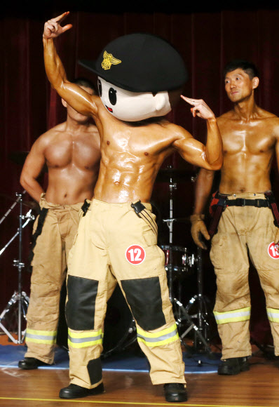 23일 오전 인천시 남구 인천소방본부에서 열린 ’제1회 몸짱 소방관 선발대회’에서 출전한 소방대원들이 근육을 뽐내는 퍼포먼스를 하고 있다. 연합뉴스
