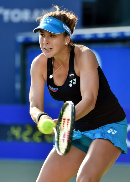 스위스 Belinda Bencic이 23일(현지시간) 도쿄에서 열린 팬 퍼시픽 오픈 테니스 토너먼트 2라운드 경기서 호주 Samantha Stosur의 공격을 받아치고 있다. ⓒ AFPBBNews=News1
