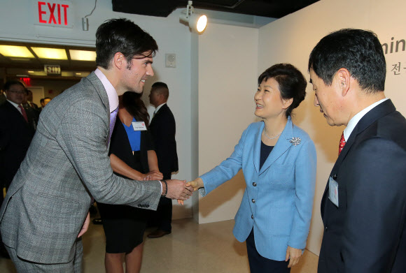 유학시절 하숙집 손자와 악수하는 박 대통령