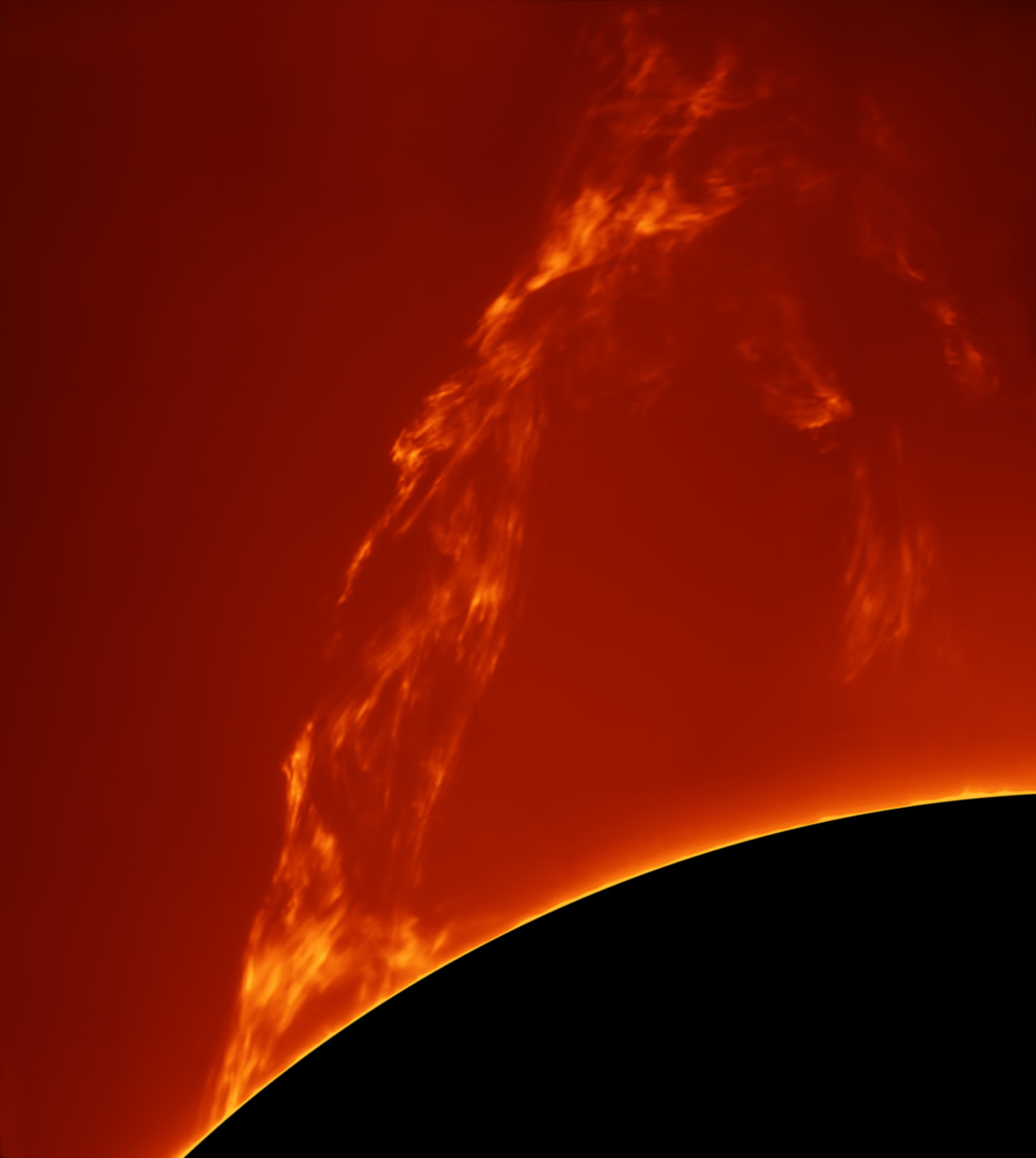 [2015 올해의 천문사진]우리의 태양(Our Sun) 부문 수상작. 태양에서 방출된 거대한 홍염.(이탈리아 Paolo Porcellana) / rmg.co.uk