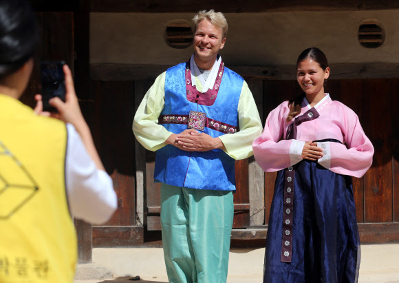 한복 체험하는 외국인들