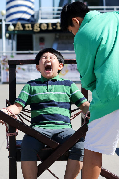 전통문화 체험하는 형제