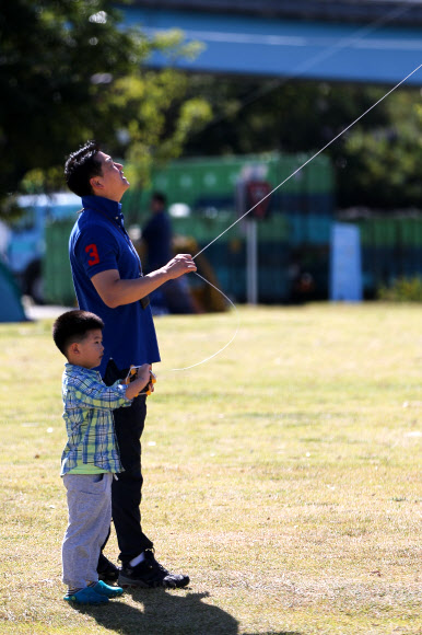 아빠와 함께 연날리기