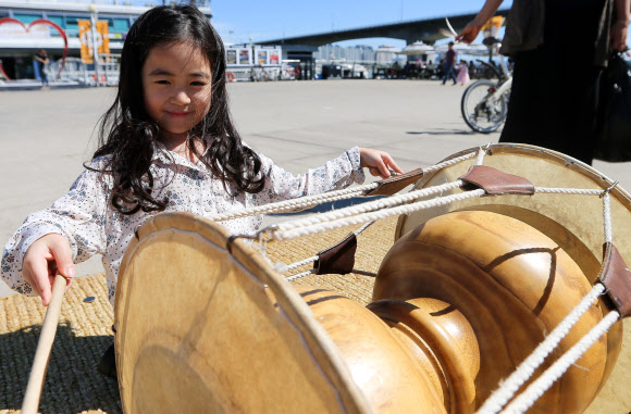 장구 쳐보는 어린이