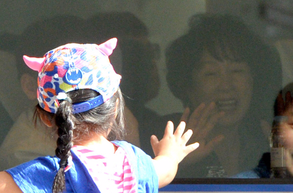 추석연휴 마지막 날인 29일 서울 용산구 서울역에서 한 가족이 역귀성객을 마중하고 있다. 박지환 기자 popocar@seoul.co.kr