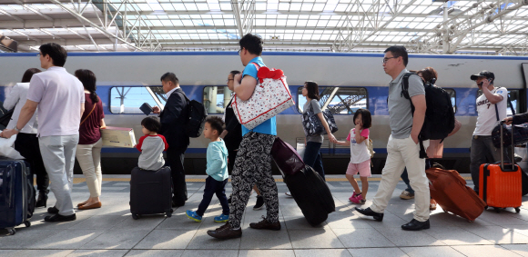 추석연휴 마지막 날인 29일 서울 용산구 서울역에서 귀경객들이 열차에서 내리고 있다.  박지환 기자 popocar@seoul.co.kr