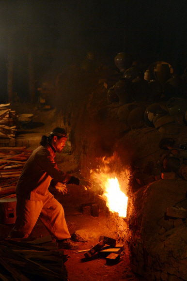 이종능씨가 퇴촌면에 있는 전통 가마에 불을 지피고 있다. 약 1300도로 구워진 작품은 일주일 뒤에 세상으로 나온다.