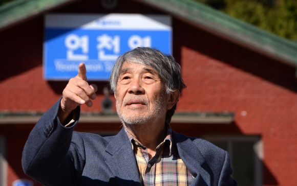 북한 원산이 고향인 이호철 작가가 추석 연휴 마지막 날인 29일 6·25전쟁 이전까지 북한 땅이었던 경기 연천군 연천역을 찾아 가족과 고향에 얽힌 추억을 회상하고 있다.  이종원 선임기자 jongwon@seoul.co.kr 