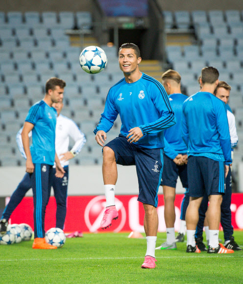 레알 마드리드의 크리스티아누 호날두가 UEFA 챔피언스리그 A조 말뫼 FF와의 경기를 하루 앞둔 29일(현지시간) 스웨덴 스웨드뱅크 스타디온에서 훈련을 하고 있다. ⓒ AFPBBNews=News1