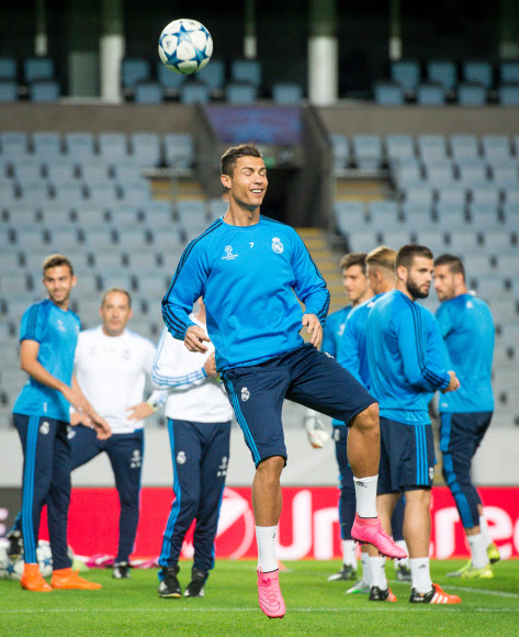 레알 마드리드의 크리스티아누 호날두가 UEFA 챔피언스리그 A조 말뫼 FF와의 경기를 하루 앞둔 29일(현지시간) 스웨덴 스웨드뱅크 스타디온에서 훈련을 하고 있다. ⓒ AFPBBNews=News1