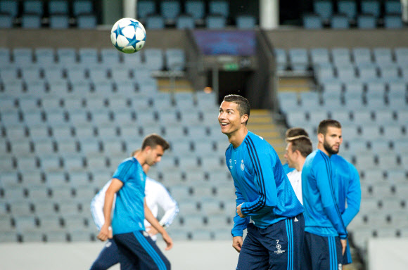 레알 마드리드의 크리스티아누 호날두가 UEFA 챔피언스리그 A조 말뫼 FF와의 경기를 하루 앞둔 29일(현지시간) 스웨덴 스웨드뱅크 스타디온에서 훈련을 하고 있다. ⓒ AFPBBNews=News1