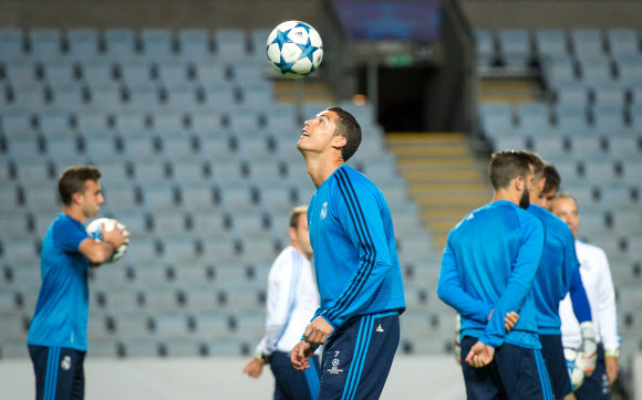 레알 마드리드의 크리스티아누 호날두가 UEFA 챔피언스리그 A조 말뫼 FF와의 경기를 하루 앞둔 29일(현지시간) 스웨덴 스웨드뱅크 스타디온에서 훈련을 하고 있다. ⓒ AFPBBNews=News1