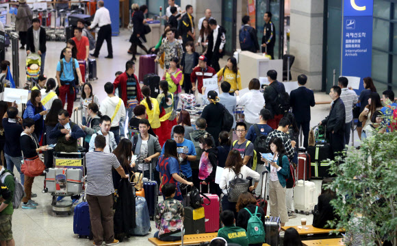 중국인관광객으로 붐비는 인천공항 입국장