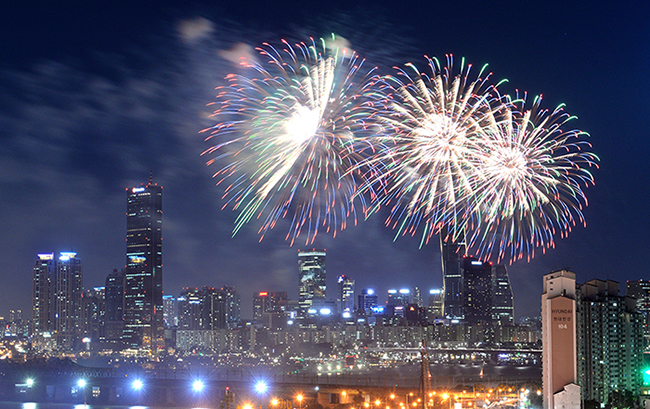 3일 서울 영등포구 63빌딩 앞 한강에서 열린 2015 서울 세계불꽃축제에서 발사된 불꽃들이 하늘을 수 놓고 있다. 박지환 기자 popocar@seoul.co.kr