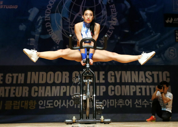 4일 오후 경기도 부천시 복사골문화센터에서 열린 ‘제6회 클럽대항 인도어사이클체조 아마추어 선수권대회’에서 인도어사이클체조 여자프로선수 배미향이 시범경기를 펼치고 있다. 연합뉴스