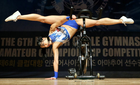 4일 오후 경기도 부천시 복사골문화센터에서 열린 ‘제6회 클럽대항 인도어사이클체조 아마추어 선수권대회’에서 인도어사이클체조 여자프로선수 배미향이 시범경기를 펼치고 있다. 연합뉴스