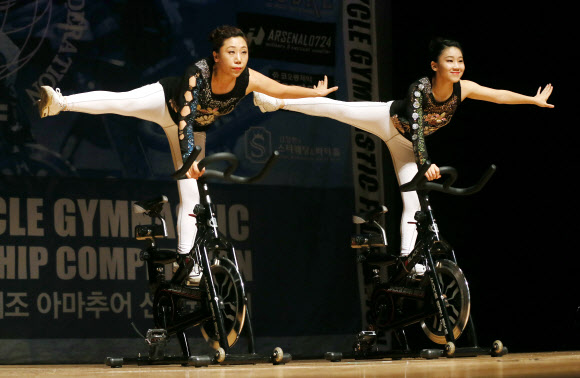 4일 오후 경기도 부천시 복사골문화센터에서 열린 ‘제6회 클럽대항 인도어사이클체조 아마추어 선수권대회’에서 투독스짐 부천점 소속 선수들이 멋진 동작을 선보이고 있다. 연합뉴스