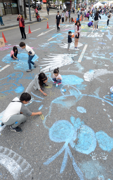하이서울페스티벌 마지막날인 4일 서울 세종대로에서 시민들이 아스팔트 도로 위에 분필과 수성 물감으로 그림을 그리고 있다.  손형준 기자 boltagoo@seoul.co.kr