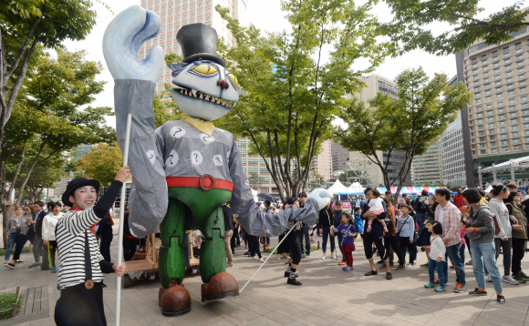 하이서울페스티벌 마지막날인 4일 서울광장에서 시민들이 이상한 나라의 엘리스 퍼레이드를 구경하고 있다. 손형준 기자 boltagoo@seoul.co.kr