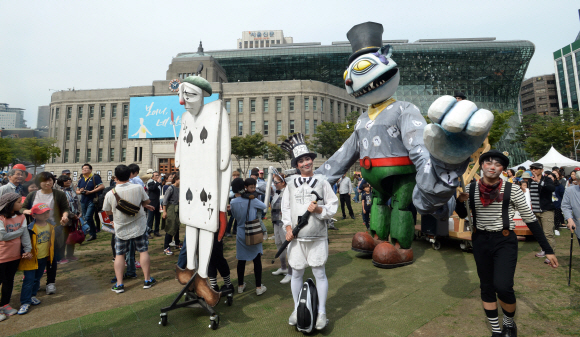 하이서울페스티벌 마지막날인 4일 서울광장에서 시민들이 이상한 나라의 엘리스 퍼레이드를 구경하고 있다. 손형준 기자 boltagoo@seoul.co.kr