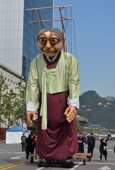 하이서울페스티벌 폐막작 ‘영자의 칠순잔치’에 등장하는 8m 거대인형이 4일 오전 서울 세종대로에서 리허설을 치르고 있다.      ‘영자의 칠순잔치’는 1945년 태어난 영자할머니가 지난 70년을 회상하는 과정을 통해 우리 현대사를 돌아보는 내용의 거리극이다. 손형준 기자 boltagoo@seoul.co.kr