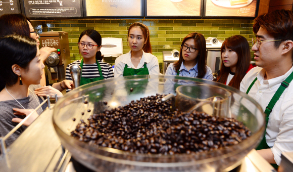 청각 장애 교육생들이 매장에서 능숙하게 다뤄야 할 커피머신의 사용법을 배우고 있다.