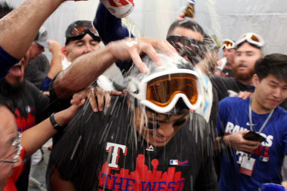 가야르도 등 텍사스 동료, 추신수에게 집단 맥주 세례