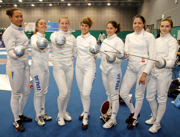 ’세계에서 모인 미녀 검객’