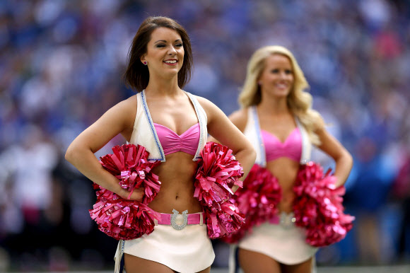 인디애나폴리스 콜츠의 치어리더들이 4일(현지시간) 인디애나 인디애나폴리스 루카스 오일 스타디움에서 열린 잭슨빌 재규어스와의 경기에서 공연을 펼치고 있다. ⓒ AFPBBNews=News1
