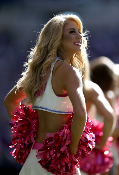 인디애나폴리스 콜츠의 치어리더들이 4일(현지시간) 인디애나 인디애나폴리스 루카스 오일 스타디움에서 열린 잭슨빌 재규어스와의 경기에서 공연을 펼치고 있다. ⓒ AFPBBNews=News1