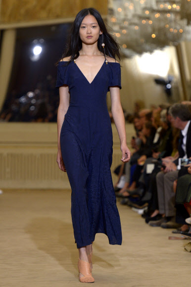 4일(현지시간) 파리 2016 봄/여름 기성복 콜렉션 패션쇼에서 롤랑 뮤레의 작품을 모델이 선보이고 있다. ⓒ AFPBBNews=News1