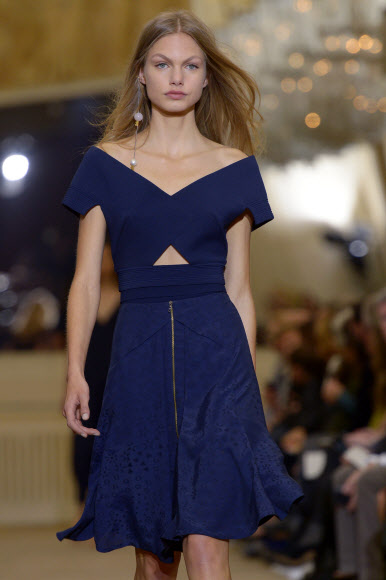 4일(현지시간) 파리 2016 봄/여름 기성복 콜렉션 패션쇼에서 롤랑 뮤레의 작품을 모델이 선보이고 있다. ⓒ AFPBBNews=News1