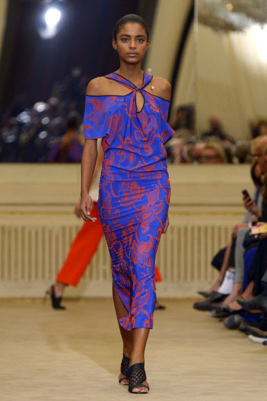 4일(현지시간) 파리 2016 봄/여름 기성복 콜렉션 패션쇼에서 롤랑 뮤레의 작품을 모델이 선보이고 있다. ⓒ AFPBBNews=News1