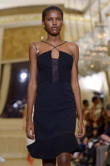 4일(현지시간) 파리 2016 봄/여름 기성복 콜렉션 패션쇼에서 롤랑 뮤레의 작품을 모델이 선보이고 있다. ⓒ AFPBBNews=News1