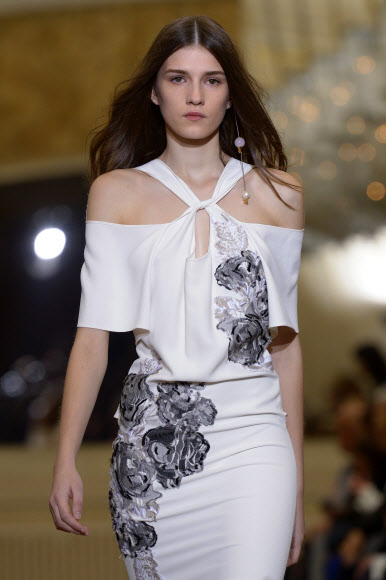 4일(현지시간) 파리 2016 봄/여름 기성복 콜렉션 패션쇼에서 롤랑 뮤레의 작품을 모델이 선보이고 있다. ⓒ AFPBBNews=News1