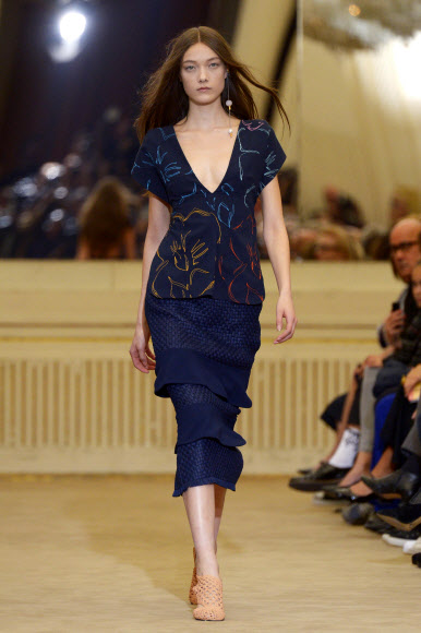 4일(현지시간) 파리 2016 봄/여름 기성복 콜렉션 패션쇼에서 롤랑 뮤레의 작품을 모델이 선보이고 있다. ⓒ AFPBBNews=News1