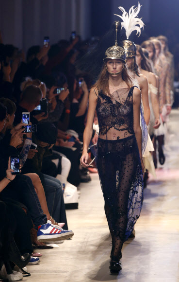 4일(현지시간) 파리 2016 봄/여름 기성복 콜렉션 패션쇼에서 존 갈리아노의 작품을 모델이 선보이고 있다. ⓒ AFPBBNews=News1