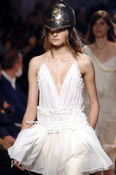 4일(현지시간) 파리 2016 봄/여름 기성복 콜렉션 패션쇼에서 존 갈리아노의 작품을 모델이 선보이고 있다. ⓒ AFPBBNews=News1