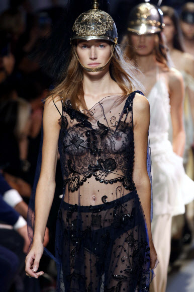 4일(현지시간) 파리 2016 봄/여름 기성복 콜렉션 패션쇼에서 존 갈리아노의 작품을 모델이 선보이고 있다. ⓒ AFPBBNews=News1