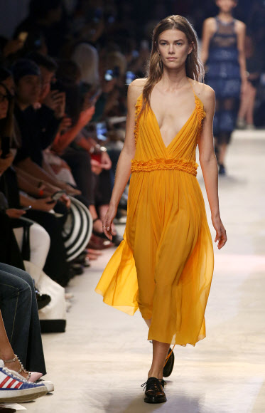 4일(현지시간) 파리 2016 봄/여름 기성복 콜렉션 패션쇼에서 존 갈리아노의 작품을 모델이 선보이고 있다. ⓒ AFPBBNews=News1