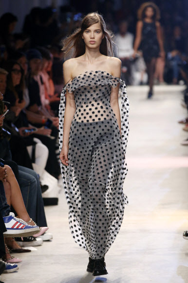 4일(현지시간) 파리 2016 봄/여름 기성복 콜렉션 패션쇼에서 존 갈리아노의 작품을 모델이 선보이고 있다. ⓒ AFPBBNews=News1