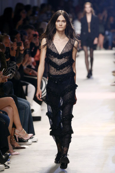 4일(현지시간) 파리 2016 봄/여름 기성복 콜렉션 패션쇼에서 존 갈리아노의 작품을 모델이 선보이고 있다. ⓒ AFPBBNews=News1