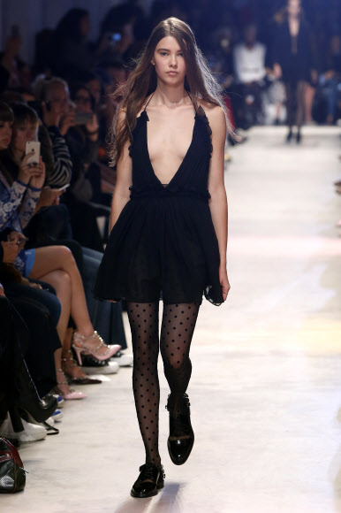 4일(현지시간) 파리 2016 봄/여름 기성복 콜렉션 패션쇼에서 존 갈리아노의 작품을 모델이 선보이고 있다. ⓒ AFPBBNews=News1