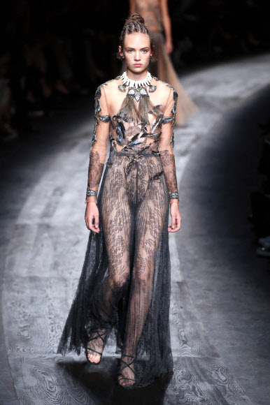 6일(현지시간) 프랑스 파리에서 열린 발렌티노의 2016 봄/여름 레디-투-웨어 컬렉션에서 모델이 의상을 선보이고 있다. ⓒ AFPBBNews=News1