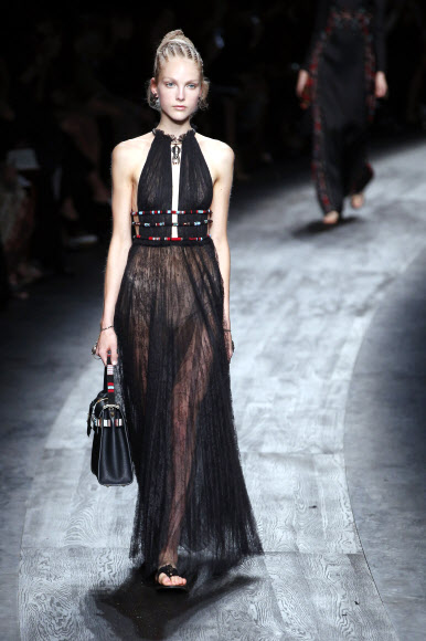 6일(현지시간) 프랑스 파리에서 열린 발렌티노의 2016 봄/여름 레디-투-웨어 컬렉션에서 모델이 의상을 선보이고 있다. ⓒ AFPBBNews=News1