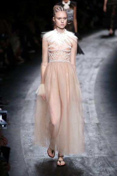 6일(현지시간) 프랑스 파리에서 열린 발렌티노의 2016 봄/여름 레디-투-웨어 컬렉션에서 모델이 의상을 선보이고 있다. ⓒ AFPBBNews=News1