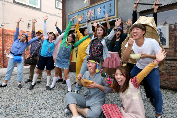 1970~1980년대 추억을 주제로 한 충장축제가 7일 오후 광주 동구 충장로·금남로 일대에서 개막, 추억의 거리에서 재연배우들이 춤을 추는 퍼포먼스를 하고 있다.  연합뉴스